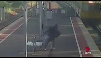 Un adolescente intenta arrojar a su novia contra un tren en marcha.