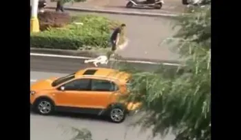 FUERTES IMÁGENES: Una mujer grita al ser arrastrada del pelo por la calle (18+)