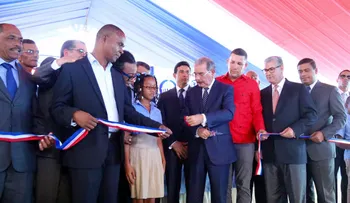 Presidente Medina entrega escuela y un liceo en San Cristóbal