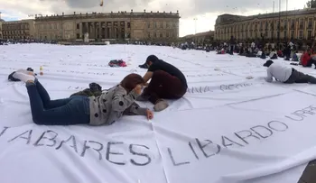 Una enorme bandera blanca cubre la Plaza de Bolívar de Bogotá en recuerdo de las víctimas