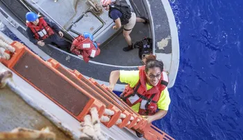 Rescatan dos náufragas y sus perros, tras cinco meses perdidos en el Pacífico