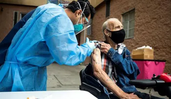 Personas vacunadas contra la covid pueden reunirse sin mascarillas, según EEUU