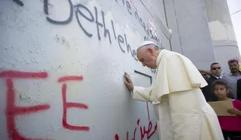 El papa denuncia el muro y ofrece el Vaticano a palestinos e israelíes