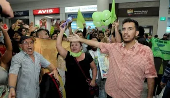 El regreso de Correa a Ecuador tras 4 meses provoca tumultos en aeropuerto
