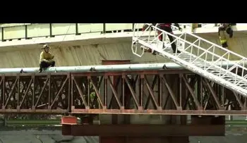 Hombre se cuelga de un puente para suicidarse (VIDEO) 