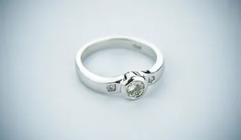Un hombre botó un anillo "maldito" de su boda y fue hallado atado a un pez
