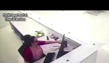 Una mujer se daña el rostro con un aspersor roto para reclamar una indemnización