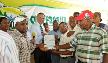 Gobierno entrega 4.4 millones de pesos a bananeros de Azua