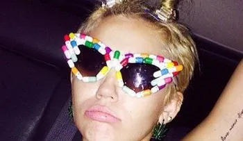 Miley Cyrus y el polémico implante de cuernos para parecerse al demonio