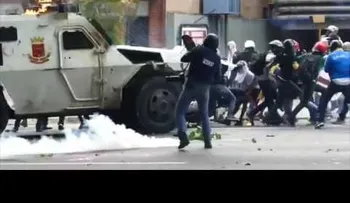Tanqueta atropella a manifestantes en Venezuela