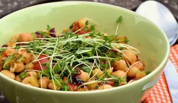 Ensalada de garbanzos con vinagreta de albahaca y pistachos