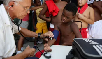 Cuba impone nuevas regulaciones para la salida de médicos de la isla