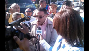 Choferes paralizan tránsito en apoyo aprobación municipio Santiago Oeste
