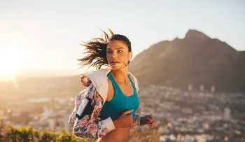 Correr hacia atrás quema más grasa que trotar
