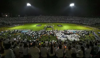 Multitudinarios y conmovedores homenajes al Chapecoense en Chapecó y Medellín (VIDEO)