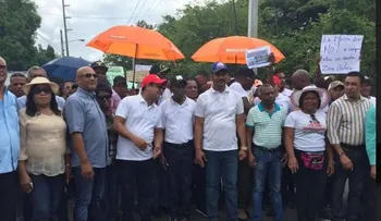 Marchan en Nigua en rechazo instalación mina de arena; reclaman justicia ambiental y cultural