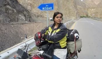 Joven pakistaní rompe los tabúes de su país viajando sola en una motocicleta