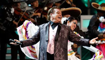 López Obrador dice es cierto que Juan Gabriel está vivo, "pero por sus canciones"