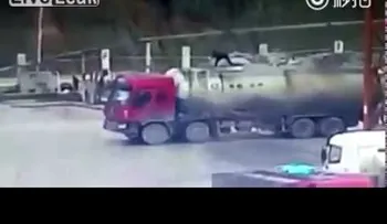 Un chino sale disparado por los aires al abrir su camión cisterna