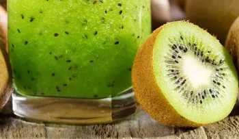 Ella mezcló la pulpa de kiwi con el té verde y agregó miel: Un regalo de dioses!