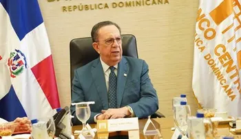 Abinader confirma a Héctor Valdez Albizu como gobernador del Banco Central por dos años