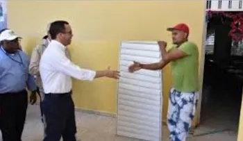 Ministro Andrés Navarro supervisa reparación de escuelas afectadas por explosión en Polyplas