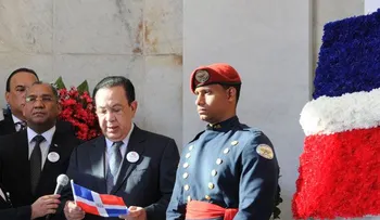 Banco Central deposita ofrenda floral en el Altar de la Patria