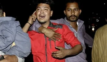 65 muertos al terroristas explotar bomba en parque de Pakistán
