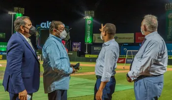 Edesur coloca luminarias y supervisa alumbrado en entorno Estadio Quisqueya