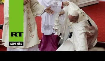 El papa Francisco se cae durante una misa