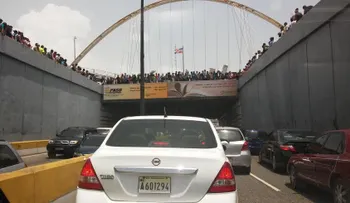 Mujer se lanza del túnel de la 27 de Febrero
