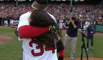 Medias Rojas rinden homenaje a David Ortiz; su hija canta el himno de EE.UU
