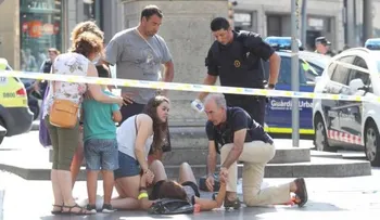 Una furgoneta atropella a varias personas en Barcelona; conductor huye y es buscado por la Policía