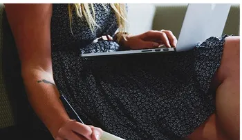"Porque algunos tuvimos más suerte que otros": Un currículum escrito a mano conmueve a la Red