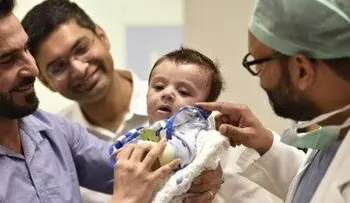 Cirujanos indios operan con éxito a un bebé que nació con ocho extremidades