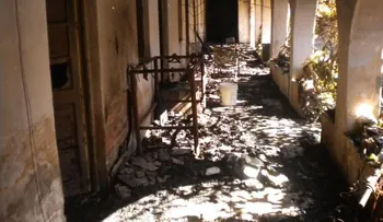 Ahora: Fuego consume edifico detrás del Club San Carlos 