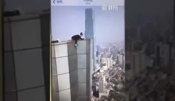 FUERTE VIDEO: Un alpinista chino cae desde un edificio de 62 pisos; quería comprarle un regalo a su novia y pedirle matrimonio 