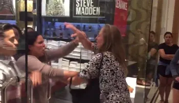 Una cliente y una empleada se van a golpes en un centro comercial