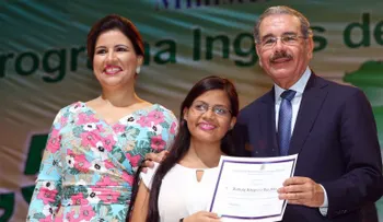 9,500 jóvenes se gradúan en inglés; Danilo y Margarita encabezan acto