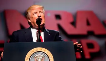 Donald Trump dijo que intimidaría a la NRA. Después parpadeó