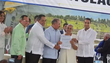 Presidente Medina entrega más de 1500 títulos definitivos a familias SFM y Bonao
