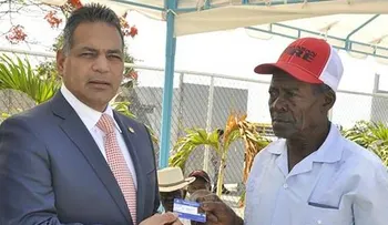 Gobierno inicia entrega de residencia permanente a obreros cañeros