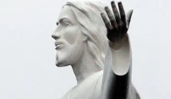 "¡Una estatua menos!": Un sacerdote francés destruye una figura de Jesús