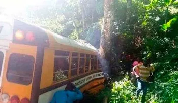 Accidente deja tres muertos y 27 heridos