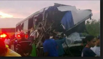 9 muertos y 7 heridos en choque entre bus y camión 