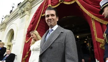 El hijo de Trump dice está esperando que "se vayan" celebridades que prometieron abandonar EE.UU