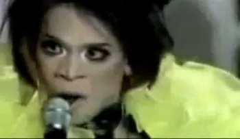 Travesti canta como caballo
