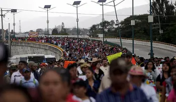 México acoge una multitudinaria marcha para recordar a los 43 estudiantes desaparecidos