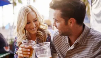 ¿Las parejas son una mala influencia cuando se trata de beber alcohol?