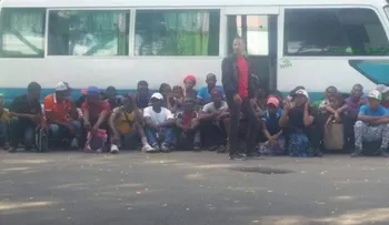 Apresa minibús con 38 haitianos con documentos falsos en Montecristi